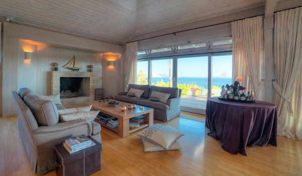 02__level_one_living_room_04_2056620481